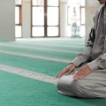 Benarkah Nabi ﷺ Melakukan Ajn Saat Akan Berdiri dalam Salat?